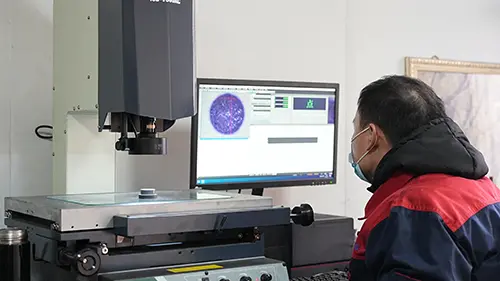 Завдяки гострому зору та точним настановам ми твердо встановлюємо якісну лінію захисту від цвілі.